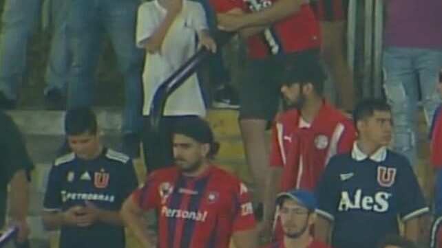 Hinchas de la U en la barra de Cerro Porteño