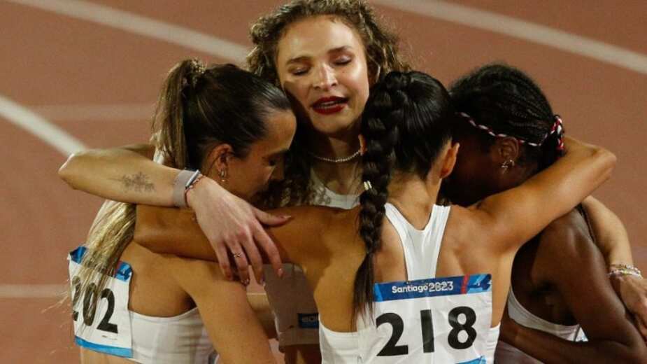 La corredora chilena Evelyn “Gacela” Ortiz relató en Twitter cómo fue la polémica que perjudicó sus compañeras en la posta 4x400 de los Juegos Panamericanos Santiago 2023, quienes acusaron a ver sido bajadas a última hora del equipo y ser relevadas por otras competidoras con peor marca. 
“Para los que me preguntan respecto al reclamo de mis compañeras Berdine Castillo y Poli Cardoch, les resumo lo que pasó en el relevo 4*400″, escribió en primera instancia en un hilo de Twitter. 
Tras destacar los logros de las perjudicadas, sus dardos apuntaron con nombre y apellido contra la  madre de Martina Weil, la ganadora de oro en los 400 metros planos. 
“Ximena Restrepo intercede en esta decisión, pidiendo que Berdine no corra y la atleta presenciando todo antes de correr su final, obviamente la destruyó”.