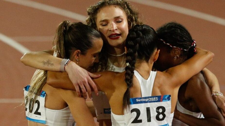La corredora chilena Evelyn “Gacela” Ortiz relató en Twitter cómo fue la polémica que perjudicó sus compañeras en la posta 4x400 de los Juegos Panamericanos Santiago 2023, quienes acusaron a ver sido bajadas a última hora del equipo y ser relevadas por otras competidoras con peor marca.
“Para los que me preguntan respecto al reclamo de mis compañeras Berdine Castillo y Poli Cardoch, les resumo lo que pasó en el relevo 4*400″, escribió en primera instancia en un hilo de Twitter.
Tras destacar los logros de las perjudicadas, sus dardos apuntaron con nombre y apellido contra la madre de Martina Weil, la ganadora de oro en los 400 metros planos.
“Ximena Restrepo intercede en esta decisión, pidiendo que Berdine no corra y la atleta presenciando todo antes de correr su final, obviamente la destruyó”.