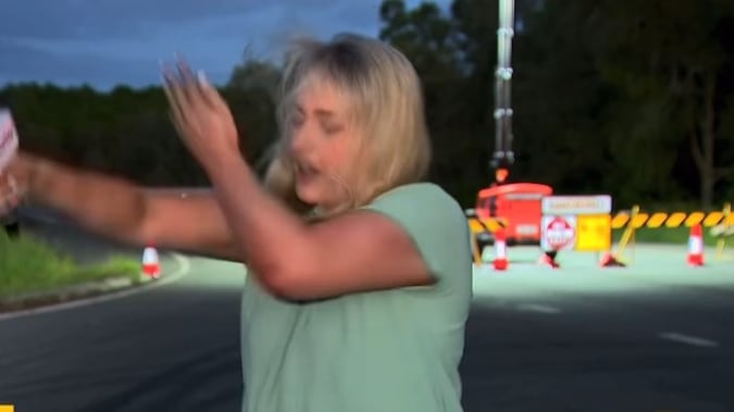 La reportera Andrea Crothers intenta matar al mosquito durante su transmisión en vivo