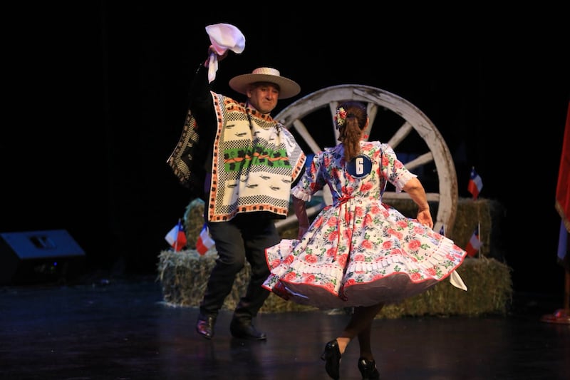 Pareja bailando pie de cueca