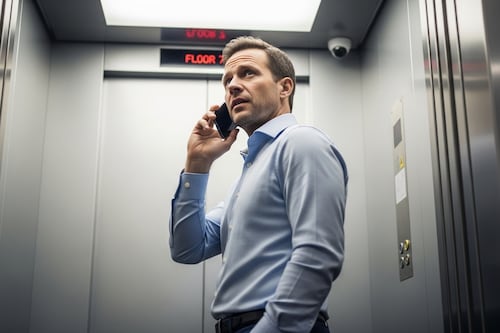 El misterio del ascensor: Por qué tu celular se queda sin señal apenas se cierran las puertas