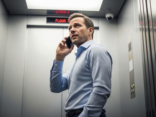 El misterio del ascensor: Por qué tu celular se queda sin señal apenas se cierran las puertas
