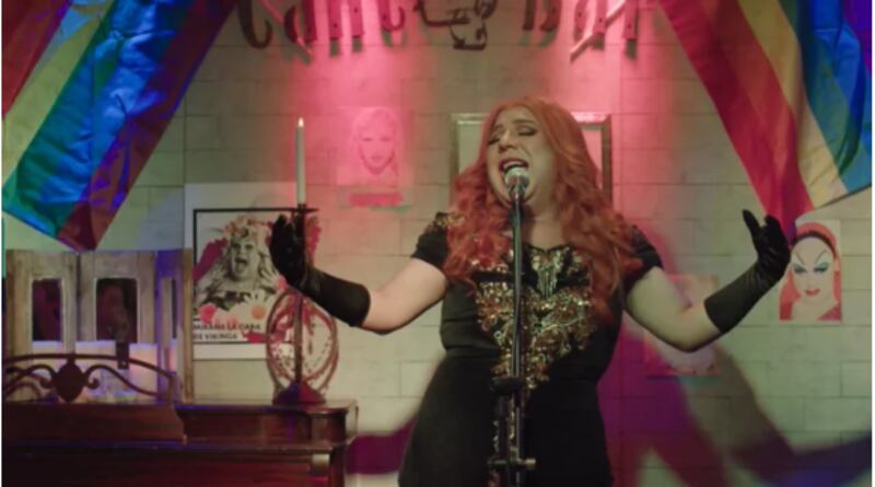 Este miércoles, el exparticipante de The Covers y The Switch, Andrés Sáez, regresó a las pantallas de Mega con su personaje de Laura Bell.
Esta vez, el transformista formó parte de una escena de la teleserie Como la vida misma.