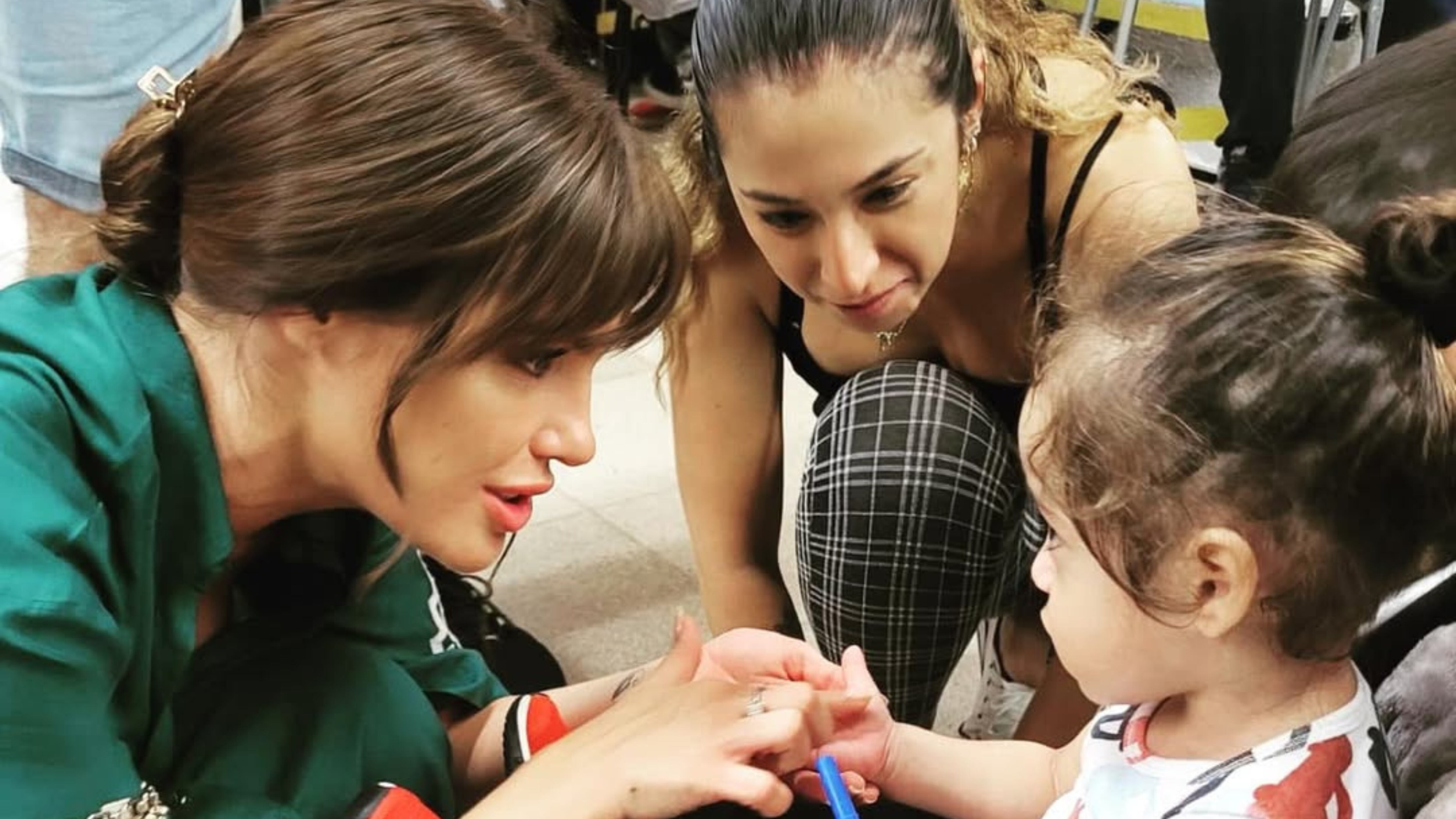 Natalia Ramírez junto a su hijo, acompañada de Gala Caldirola