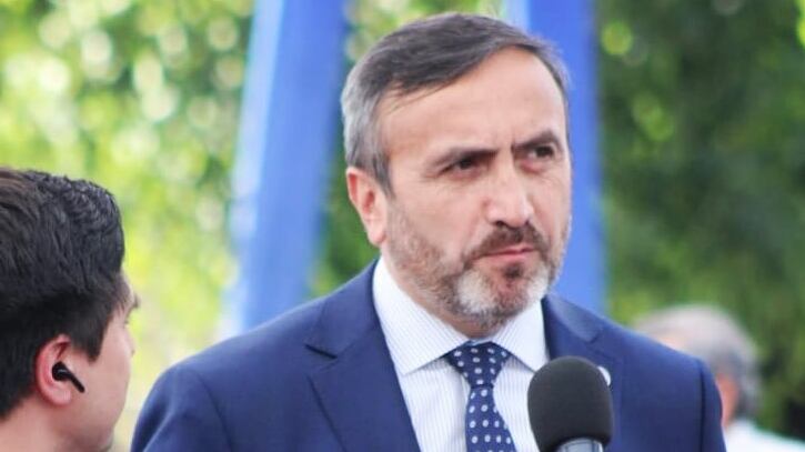 En la actualidad, el parlamentario se encuentra desaforado de sus funciones legislativas por estar formalizado por los delitos de violación y abuso sexual reiterado contra una menor de 14 años.