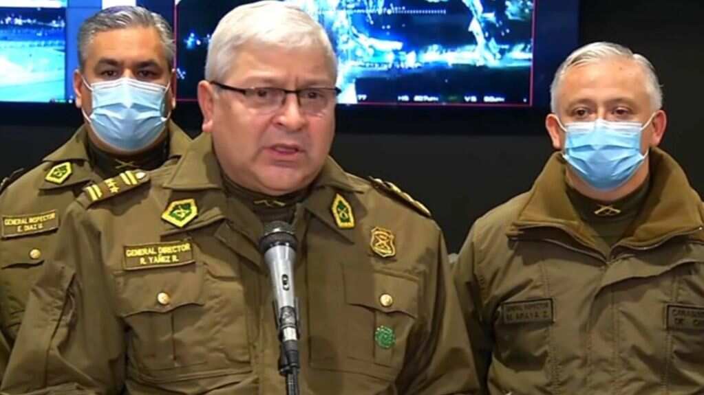 El general director de Carabineros, Ricardo Yáñez, valoró los resultados de Plaza Pública de Cadem, donde se señaló que un 78% de los encuestados respaldó a la institución policial.
Este número es el porcentaje más alto alcanzado por Carabineros desde que se creó la consulta, y superó en cinco puntos la medición de noviembre de este año.
De hecho, en el marco de la crisis de seguridad que afecta al país, en la última versión de la encuesta un 80% de los consultados afirmó estar preocupado por la posibilidad de ser víctima de algún delito.
En ese contexto, mediante la cuenta oficial de la institución en Twitter, Yáñez indicó que "sabemos que la seguridad es una de las principales necesidades de todo el país, y también, que la comunidad confía en nosotros".
Y aseveró que "seguiremos día a día dando lo mejor de nuestra institución, enfocados en la prevención".
En la misma línea, aseveró que los números son "un reconocimiento meritorio para nuestros carabineros, que alegra y fortalece nuestro compromiso y vocación para seguir estando en sintonía con las demandas de la comunidad".
"Mi gratitud a cada uno de los carabineros y sus familias, por su apoyo permanente", cerró la cabeza de los uniformados.