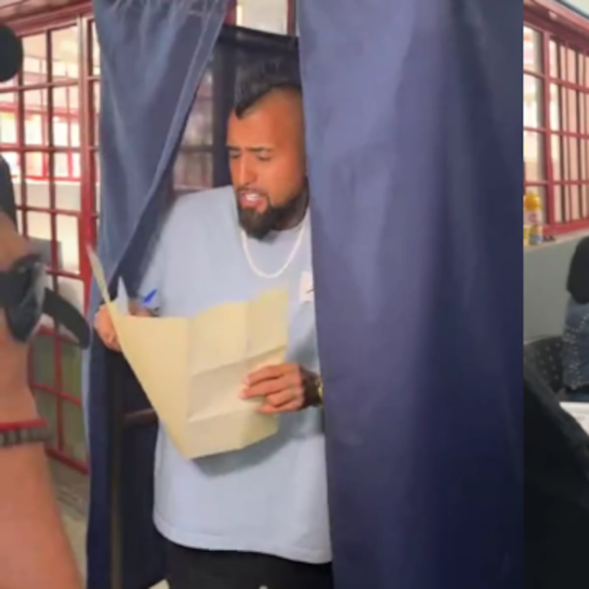 Incidente viral de Arturo Vidal en votación captado en video Incidente viral de Arturo Vidal en votación captado en video