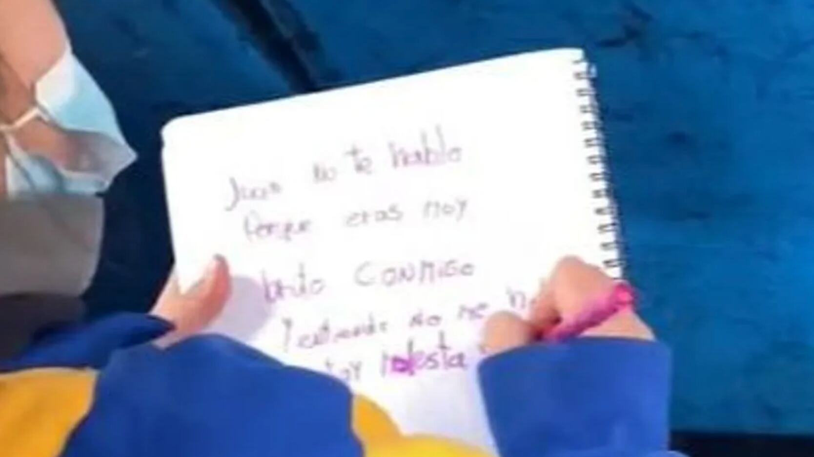 Niña escribe nota de desamor