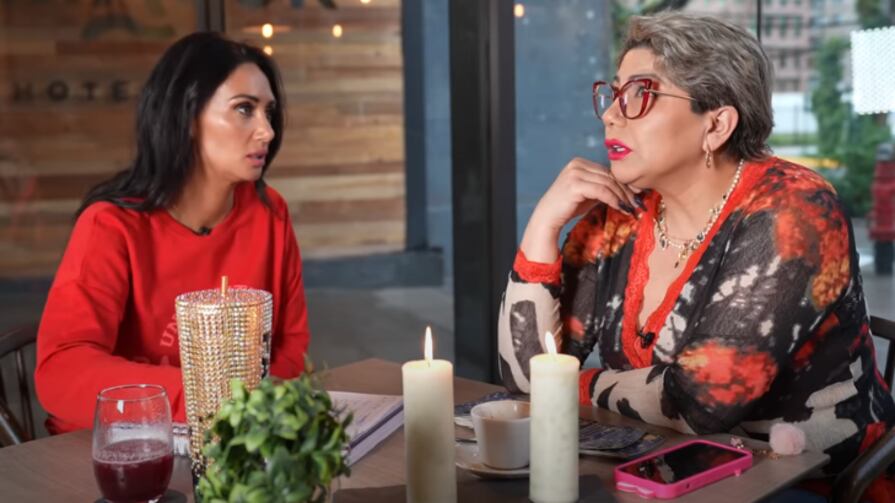 La tarotista Vanessa Daroch realizó una alarmante predicción para lo que se vendría en Chile en los próximo meses, de cara al año 2024, donde visualizó un “caos” social y falta de alimentos. Así lo contó en entrevista con Pamela Díaz, en su programa de Youtube “Sin editar”.
Fue en el momento que La Fiera le preguntó respecto a lo que se viene para el país, donde realizó la preocupante advertencia.
“Veo caos”, dijo tajante, sorprendiendo a Pamela.
“Veo calles con mucha gente, no como estas manifestaciones de 100 personas, sino que mucha a lo largo de todo el país”, comentó. 
Si bien, aclaró que se tratarán de marchas pacíficas, explicó que las demandas serán por dificultad para acceder a alimentos.
“(Es) como una marcha, pero muy grande y veo de todo, abuelos, niños, discapacitados, animales, una unión de todos. La veo cuática, porque es mucha gente, pero veo que es absolutamente pacífica, no va a faltar algún desastre, pero veo descontento por hambre”, aclaró.
Tras esto, contó también, que no será porque haya escasez de productos alimenticios, sino que habrá dificultad para acceder a ellos.
“Habrá un momento en el que será muy difícil conseguirlos, pagarlos”.
Finalmente, entregó su recomendación para todos quienes puede producir su propia comida.
“Si tienen la posibilidad de plantar en el patio, háganlo”, sentencio.