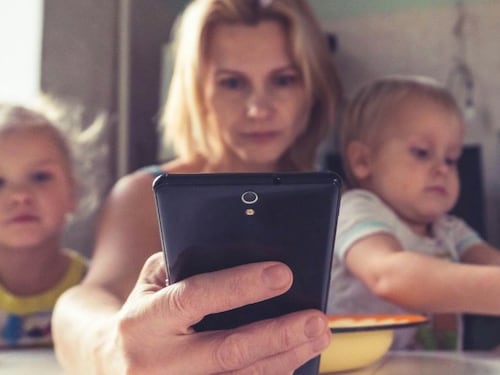 ‘Phubbing’, un hábito cada vez más común entre padres que afecta a sus hijos: ¿cómo superarlo?