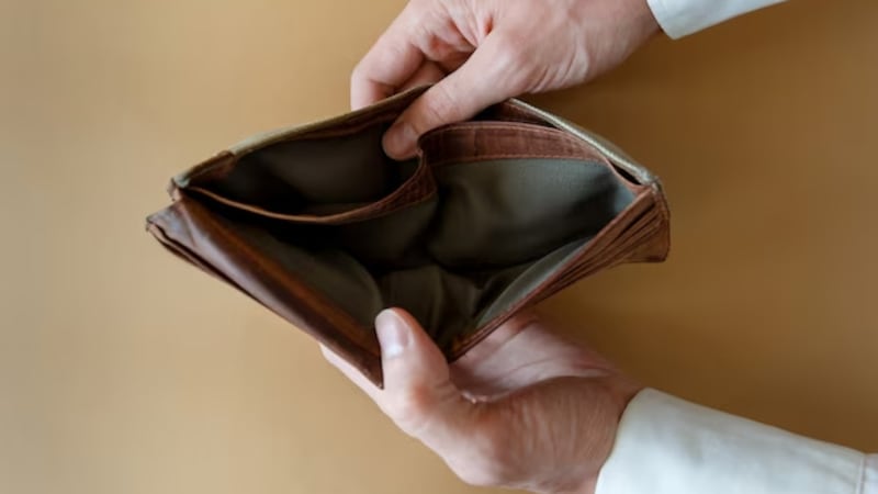 Sueldos en el país: Según estudio, 3 de cada 4 chilenos aseguran que su salario le alcanza para dos semanas o menos