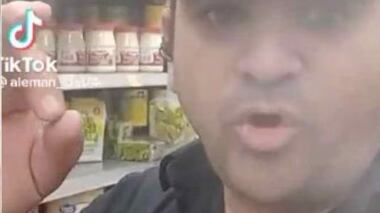 Una ola de comentarios generó el registro compartido por un ciudadano venezolano radicado en Estados Unidos. Si bien el video fue publicado originalmente en noviembre de 2022, durante las últimas horas se viralizó en Twitter.
Tal como se puede ver en las imágenes, el protagonista mostró su molestia ante la falta de “harina pan” en un supermercado gringo.
“Esto es un llamado de atención al supermercado Walmart. Cada vez que vengo para acá tengo que cruzar los dedos para ver si consigo una harina pan”, acusó el hombre a través de TikTok.
Luego, indicando el lugar donde habían escasas unidades del producto, explicó que “en este huequito pequeñito solamente colocan la harina pan. Walmart te lo voy a decir: aquí en Estados Unidos, en el transcurso de este año y del año pasado, han entrado cerca de 150 mil venezolanos y te comento que el venezolano te come harina pan”.
“No es posible que no haya harina pan aquí. Ponte las pilas que te lo estoy diciendo”, cerró el usuario de redes sociales, que desató la polémica en redes sociales.