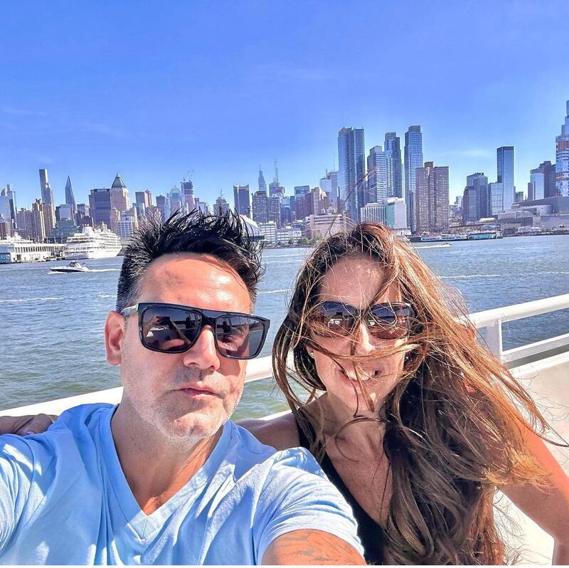 Ronny Dance y su esposa en el Río Hudson.