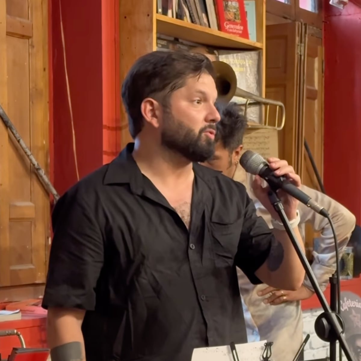 Presidene Boric reflexiona sobre tiempos difíciles en cafetería del Barrio Yungay Presidene Boric reflexiona sobre tiempos difíciles en cafetería del Barrio Yungay