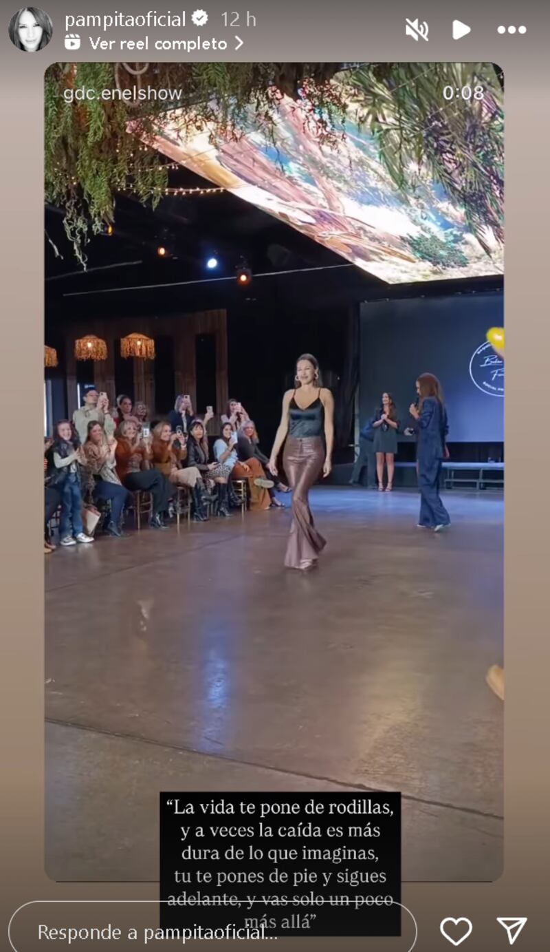 Pampita sufrió caída en pleno desfile.