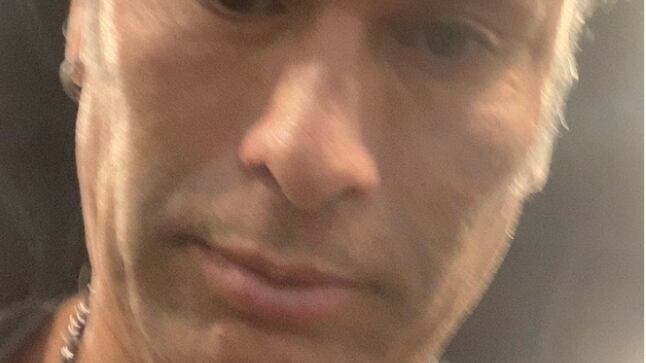 El extenista chileno Marcelo Ríos sorprendió el martes al publicar un par de imágenes de sí mismo en la cuenta oficial de Instagram, sin entregar mayores detalles. Luego, aclaró el "enigma" con un tercer posteo.