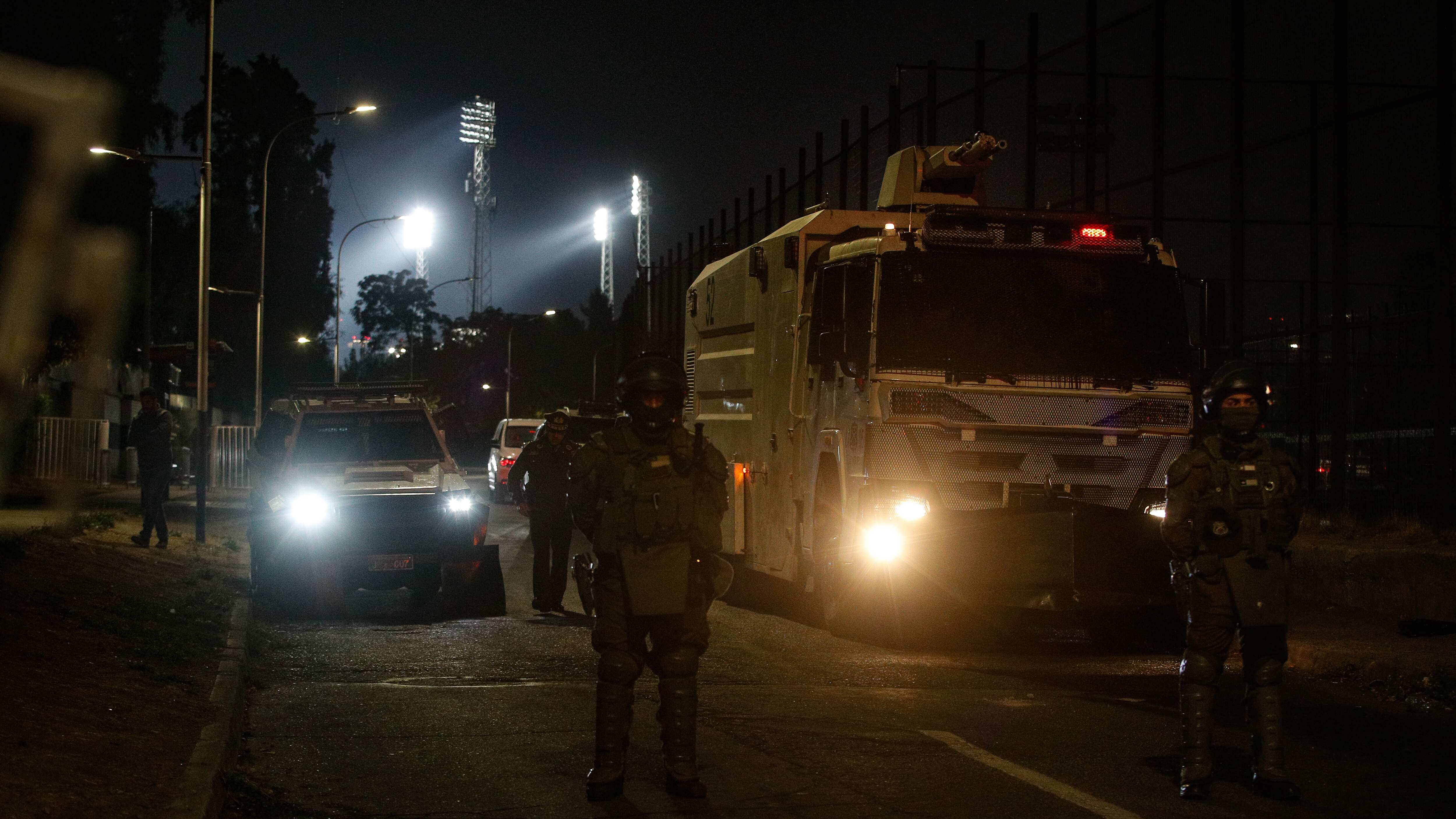 Dos fallecidos por atropello en cercanías del Estadio Monumental | 10 DE ABRIL DE 2025 / SANTIAGO
Dos hinchas menores de edad fallecieron producto de un atropello por parte de un vehículo lanza gases de carabineros luego de intentar controlar desmanes en uno de los puntos de acceso al estadio monumental durante la previa al encuentro entre Colo-Colo vs Fortaleza
FOTO: DIEGO MARTIN / AGENCIAUNO