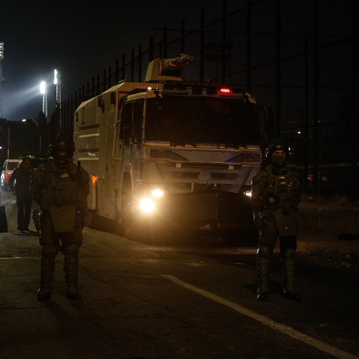 Carabineros: Hinchas de Colo Colo atropellados por carro lanza gases Carabineros: Hinchas de Colo Colo atropellados por carro lanza gases