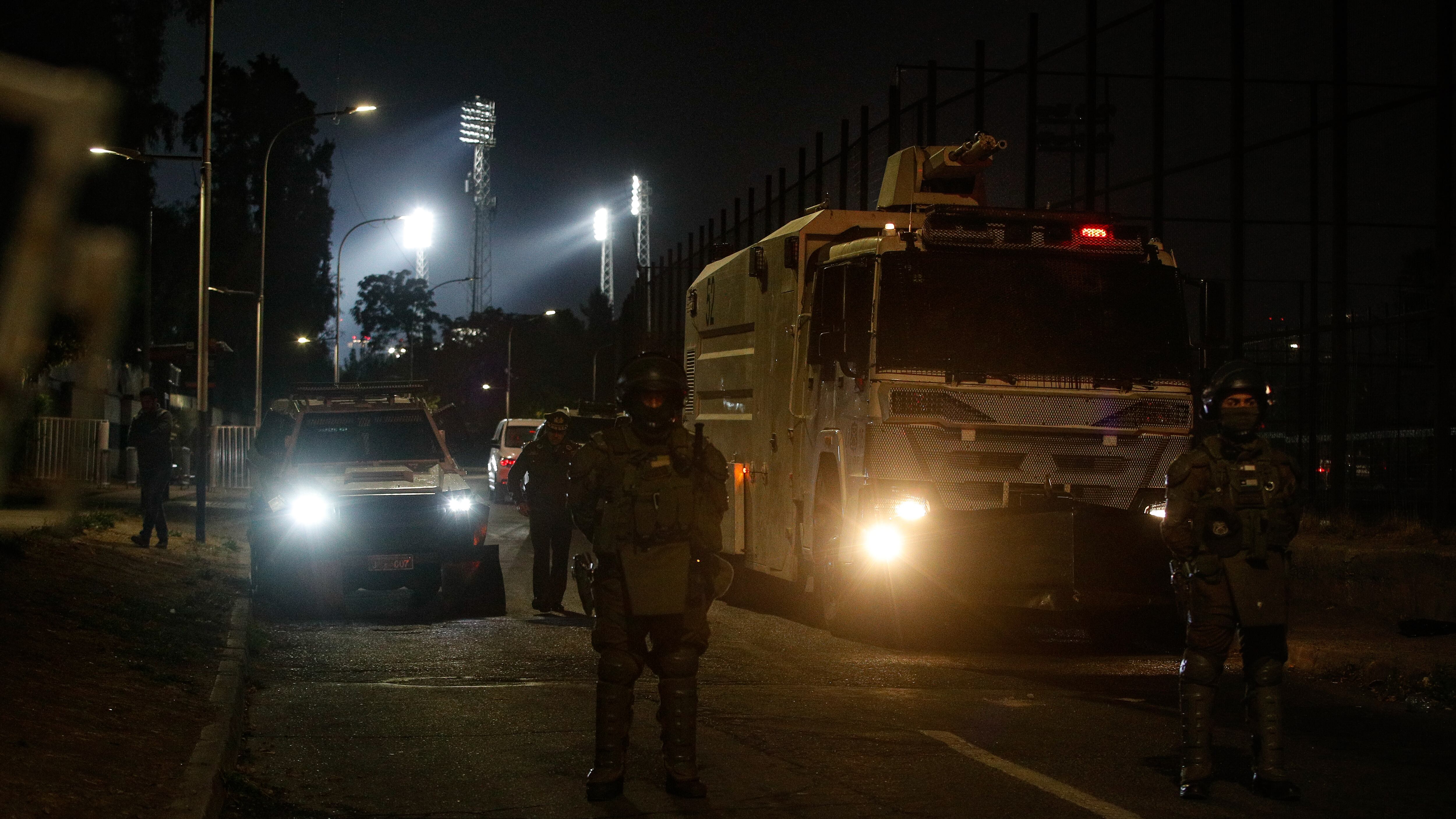 Dos fallecidos por atropello en cercanías del Estadio Monumental | 10 DE ABRIL DE 2025 / SANTIAGO
Dos hinchas menores de edad fallecieron producto de un atropello por parte de un vehículo lanza gases de carabineros luego de intentar controlar desmanes en uno de los puntos de acceso al estadio monumental durante la previa al encuentro entre Colo-Colo vs Fortaleza
FOTO: DIEGO MARTIN / AGENCIAUNO