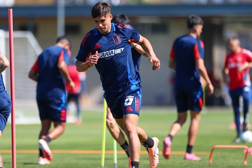 La “U” denuncia ataque a su bus y pirotecnia ruidosa en la madrugada antes del partido clave con O’Higgins