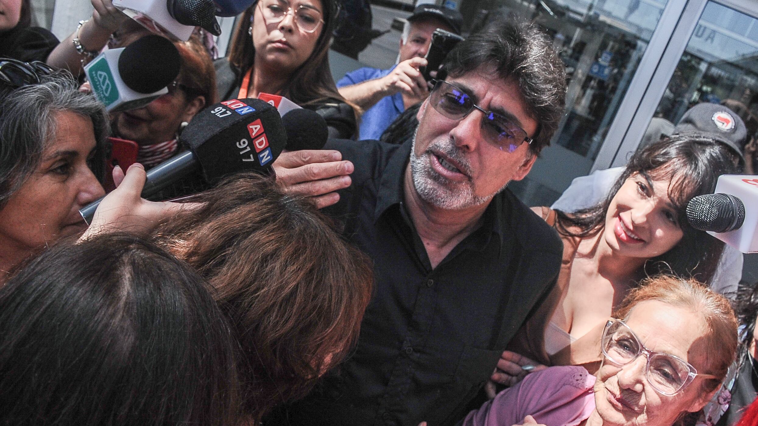 Jadue recibió el apoyo de sus adherentes en el Centro de Justicia. / AGENCIAUNO