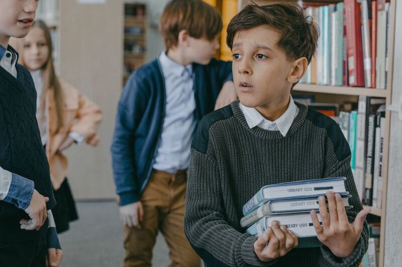 Hay muchos factores por los que un niño puede estar evitando ir a la escuela