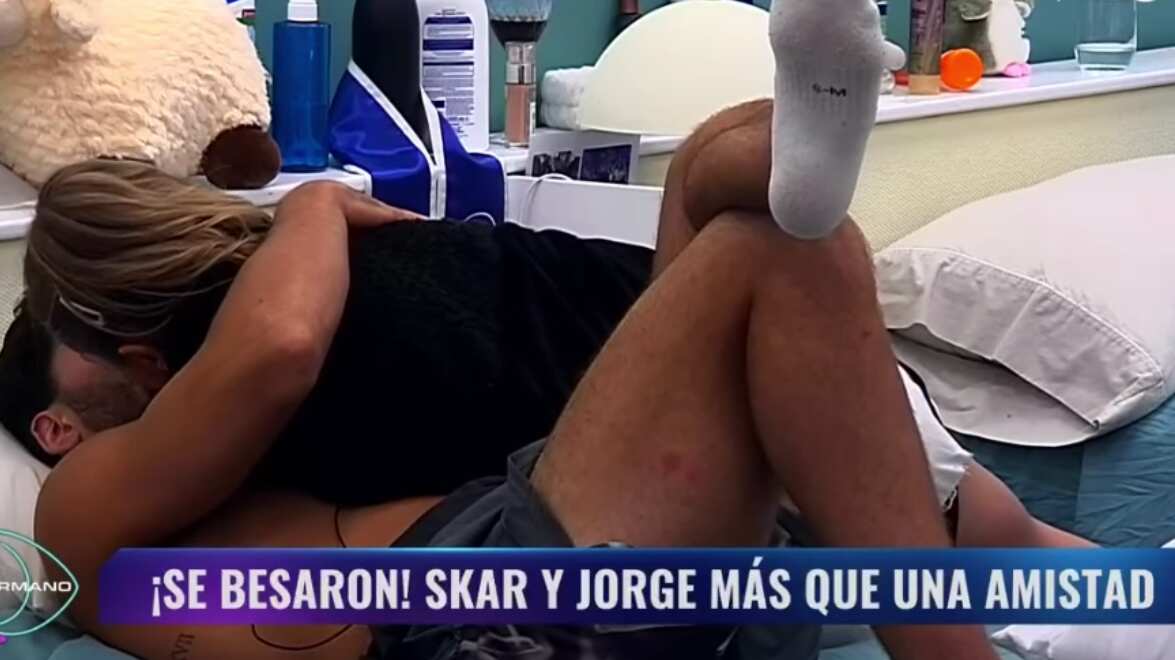 Beso entre Jorge y Skarleth