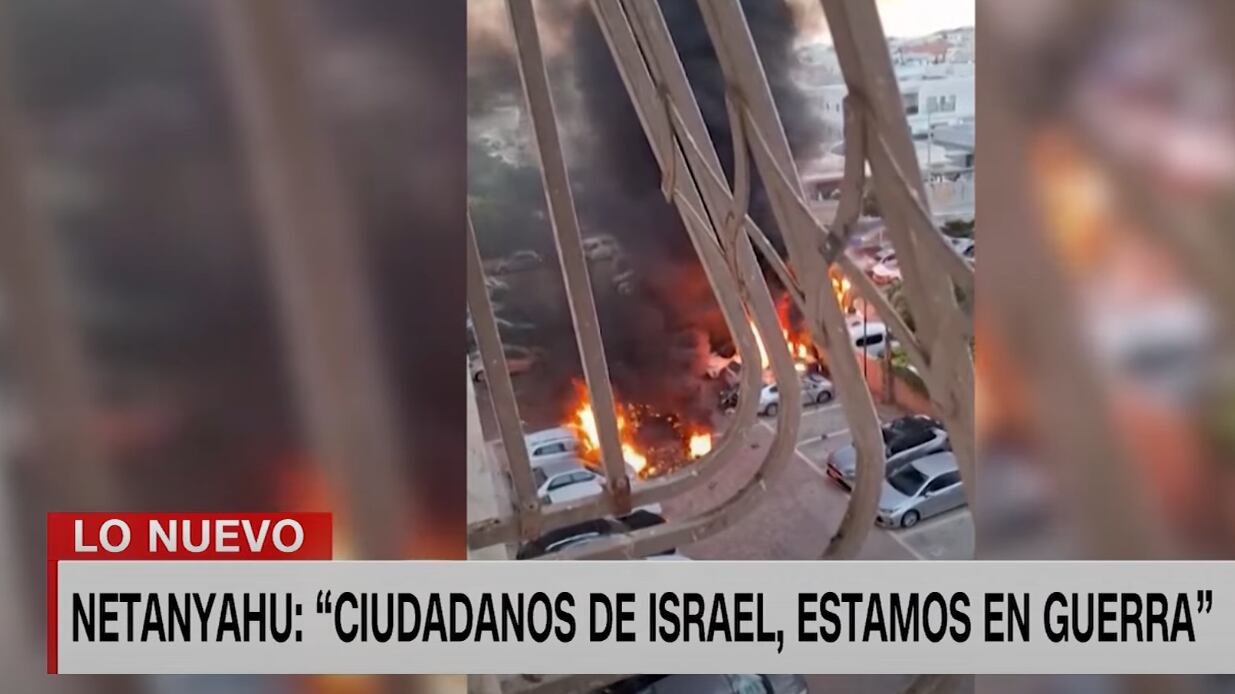 Fue al amanecer cuando cientos de milicianos palestinos cruzaron la frontera entre Gaza y el sur de Israel, disparando a diestra y siniestra contra civiles y tomando como rehenes a decenas de ellos, generando el terror en diversas localidades aledañas. Ataque y fuego cruzado que se prolongó por horas, causando centenares de muertes y más de mil heridos.
El primer Ministro de Israel, Benjamín Netanyahu, calificó la invasión por sorpresa del movimiento Hamas como una declaración de guerra.
Invasores ingresaron a las casas, atacando a familias y personas inocentes, prendiendo fuego en aquellas viviendas donde no podían acceder, convirtiéndose en una masacre sin precedentes en lo que concierne al conflicto histórico entre Palestina e Israel.