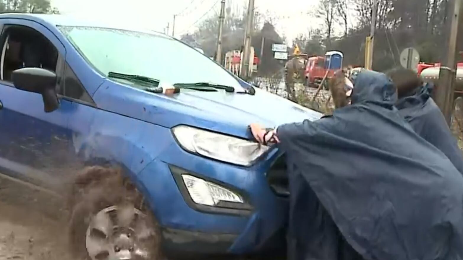 Marilyn Pérez y Daniela Muñoz, periodistas de Canal 13 y CHV rescataron una camioneta del agua.