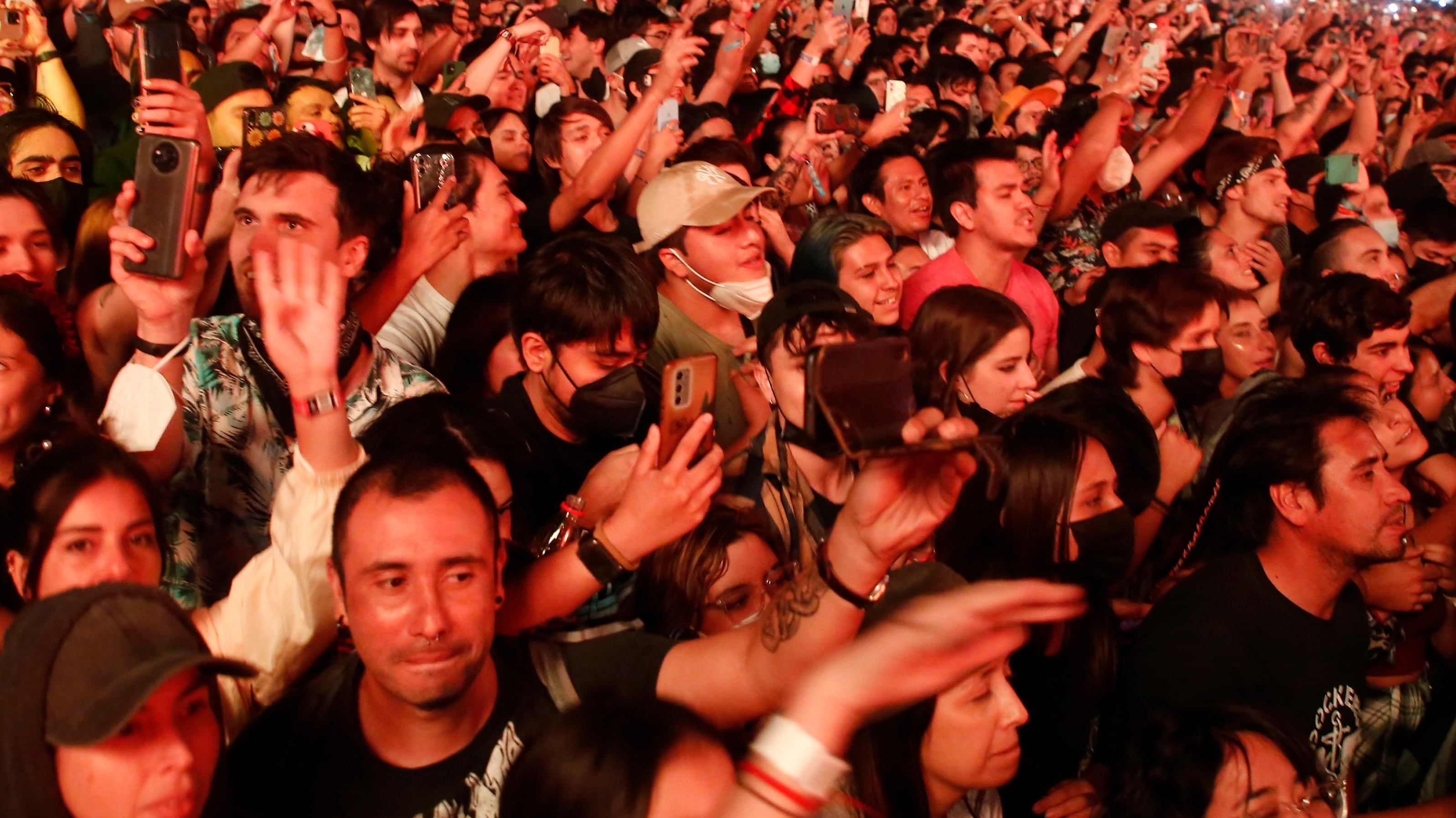 Público asistente a uno de los recitales de Lollapalooza Chile 2022.