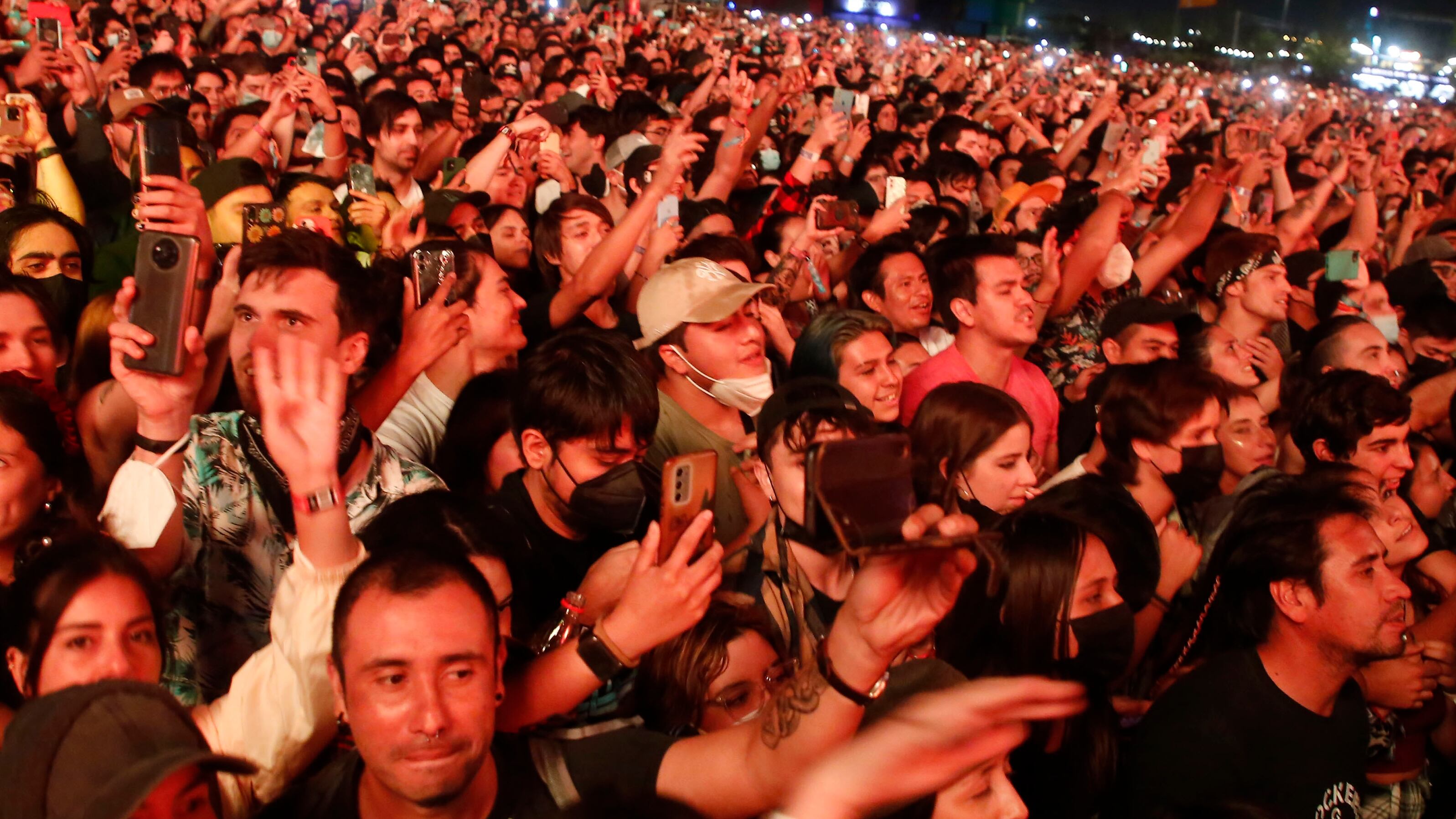 Público asistente a uno de los recitales de Lollapalooza Chile 2022.