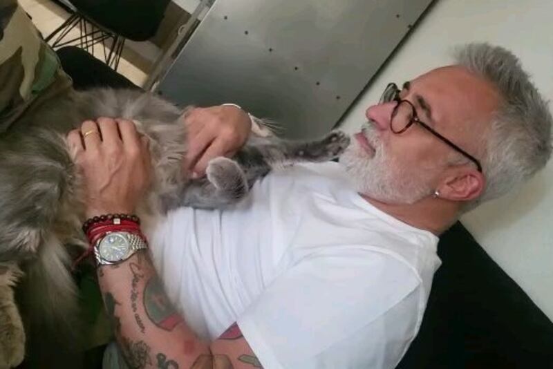 El chef español adoptó al felino desde una fundación dedicada a ofrecerle un hogar a los animales desamparados.