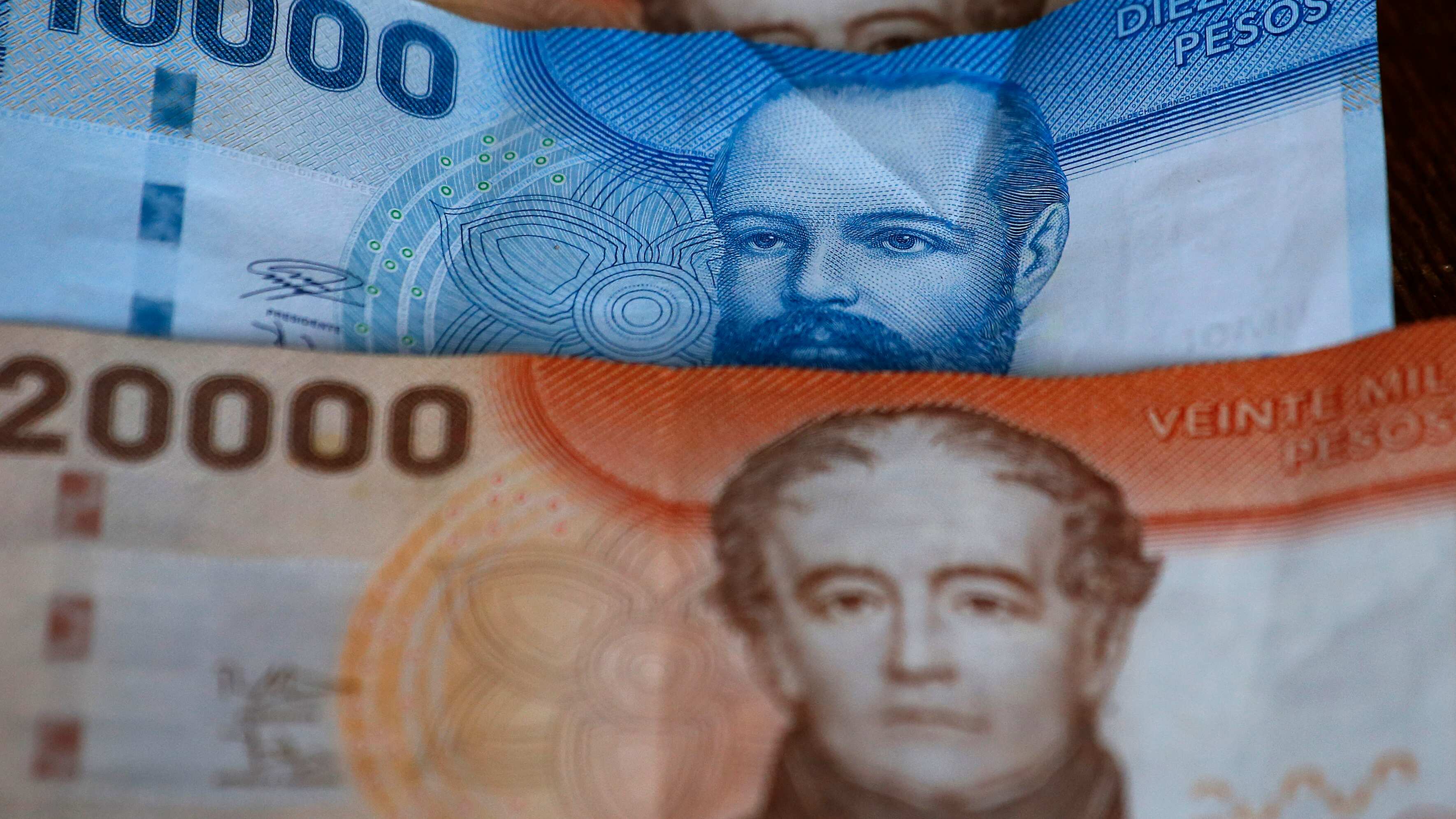 Ante la emergencia provocada por los incendios forestales de diversas localidades del centro sur del país, el Gobierno entregará un Bono de Recuperación que comenzará su entrega este lunes.
Este bono se pagará por única vez a cada grupo familiar, ya sea por transferencia directa a Cuenta Rut o cobrando en caja en cualquier Banco Estado, a hogares afectados y/o damnificados, que cuenten con la Ficha Básica de Emergencia (FIBE) ya completada, además de algún nivel de afectación en sus viviendas y/o enseres.
La ayuda se dividirá en dos montos de acuerdo al nivel de afectación, determinado por la FIBE. En el primer grado, de afectación alta, la ayuda consistirá en 1 millón 500 mil pesos. Luego, la afectación media corresponderá a un monto de 750 mil pesos.
La nómina se actualizará una vez a la semana definiéndose un día de la semana para efectuar los pagos