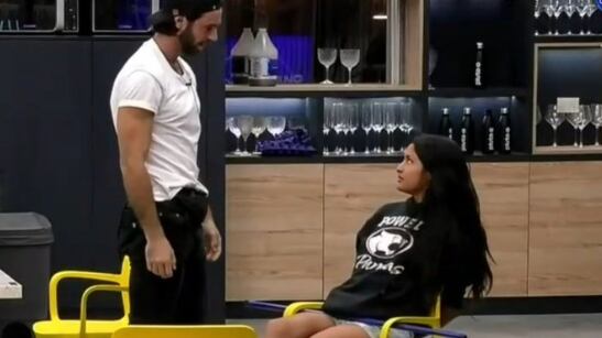 Los romances en Gran Hermano están a flor de piel y al parecer la futbolista de Arica, Viviana Acevedo, es la nueva femme fatal al interior de la casa estudio en Argentina. Puesto que, tras sus coqueteos intensos con Constanza y luego besarse en la cama con Fran Maira, ahora hay un tercer interesado en ella.
Se trata nada menos que de Lucas Crespo, quien tras decir en un principio que le gustaba Maite y luego besarse con Fran, ahora declaró todo su amor por Vivi.