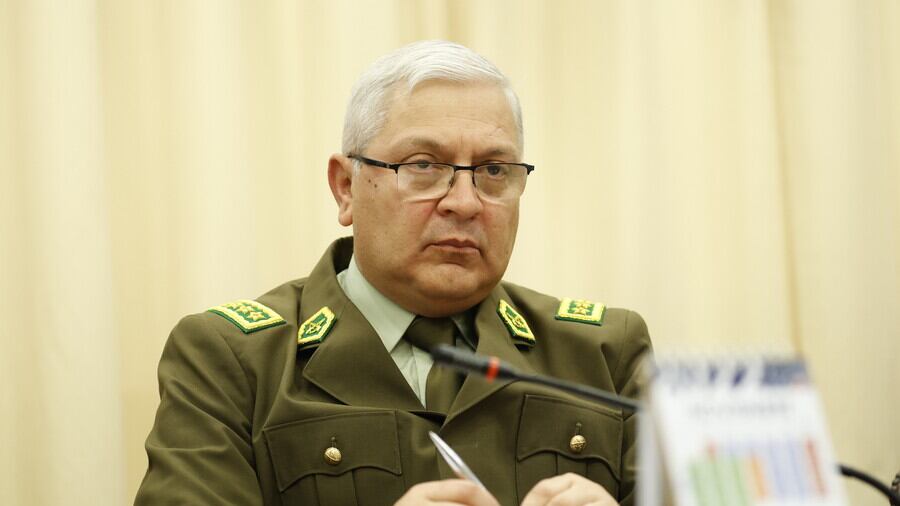 General Yáñez golpea el timón y cambiará requisitos para que los carabineros puedan especializarse