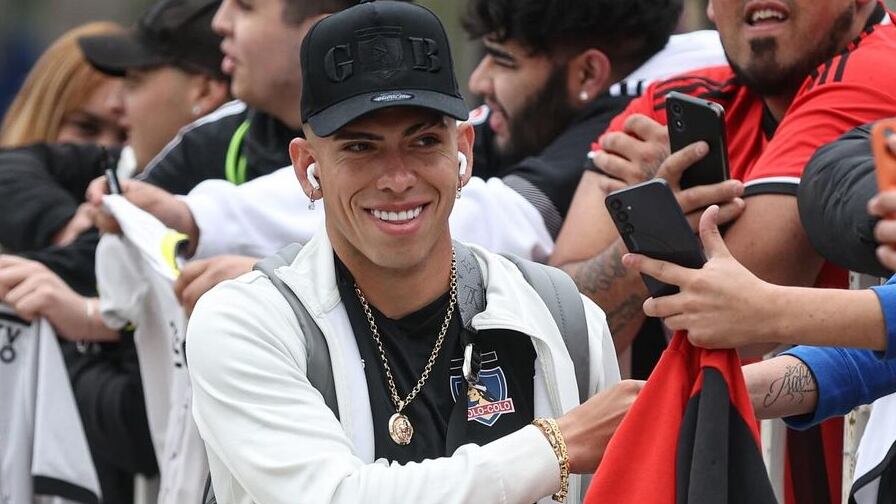 El jugador albo negó la versión de la ANFP, de haberse automarginado de la selección chilena para jugar en Colo Colo.