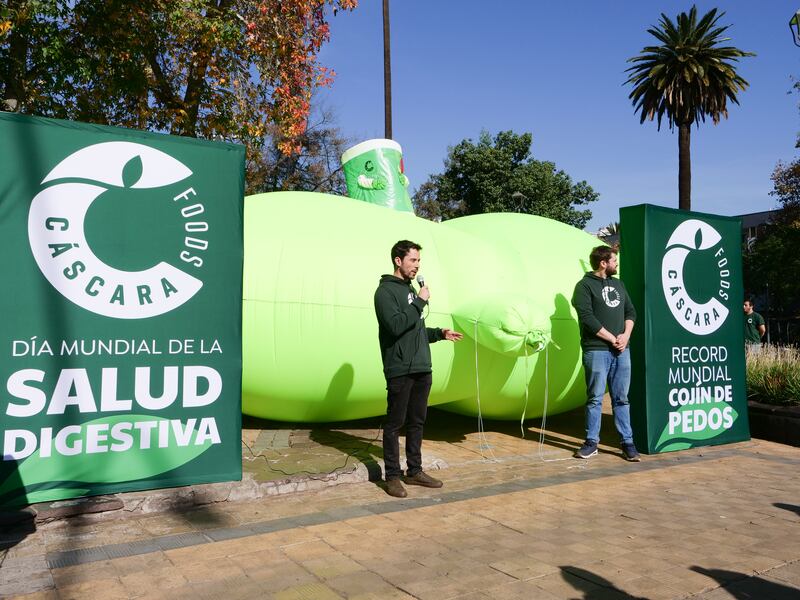 Cojín de pedos más grande del mundo en Plaza Ñuñoa