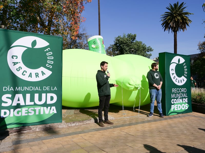Cojín de pedos más grande del mundo en Plaza Ñuñoa