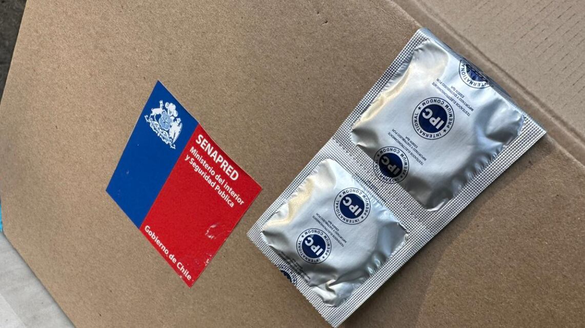 “Los condones son elementos sanitarios al igual que el jabón, la pasta de diente, las aspirinas, toallas higiénicas etc... ahora nadie te obliga a usarlos”, “Son cajas estandarizadas, es un costo muy grande hacerlas para cada familia en particular, por lo menos en la entrega de ayuda inicial”, “Algunas personas mayores no los necesitarán, pero otras sí, y es mejor prevenir que curar. La sexualidad no se acaba con los años, y lamentablemente la transmisión de ITS tampoco” y “Las personas mayores también tienen relaciones sexuales, y no son pocas las investigaciones que se han realizado sobre ETS e ITS en distintos rangos de edad”, fueron algunos de los comentarios.
