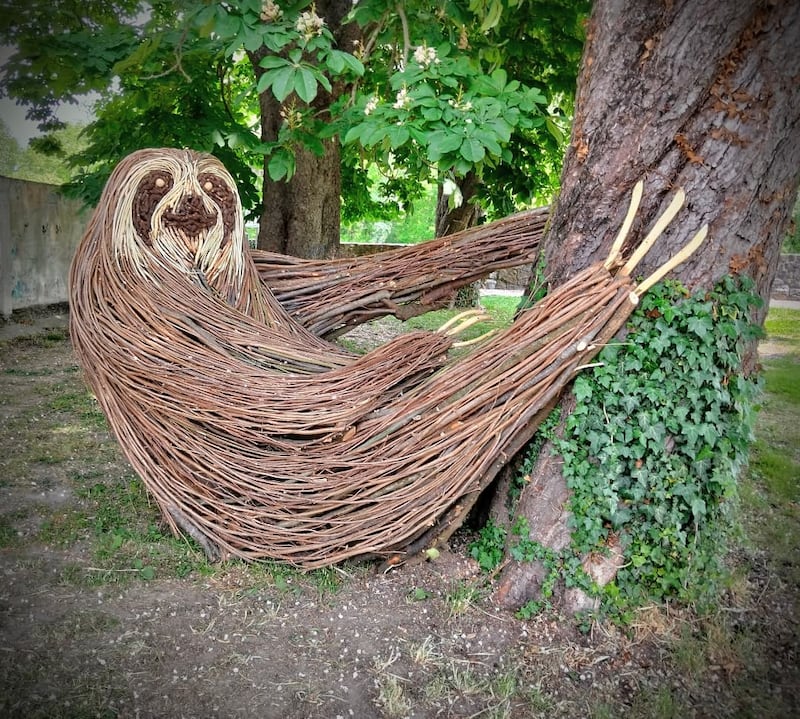 El artista italiano Rodolfo Liprandi, afincado en Polonia, construye esculturas monumentales de animales y criaturas mitológicas utilizando ramas caídas. Foto: Rodolfo Liprandi.