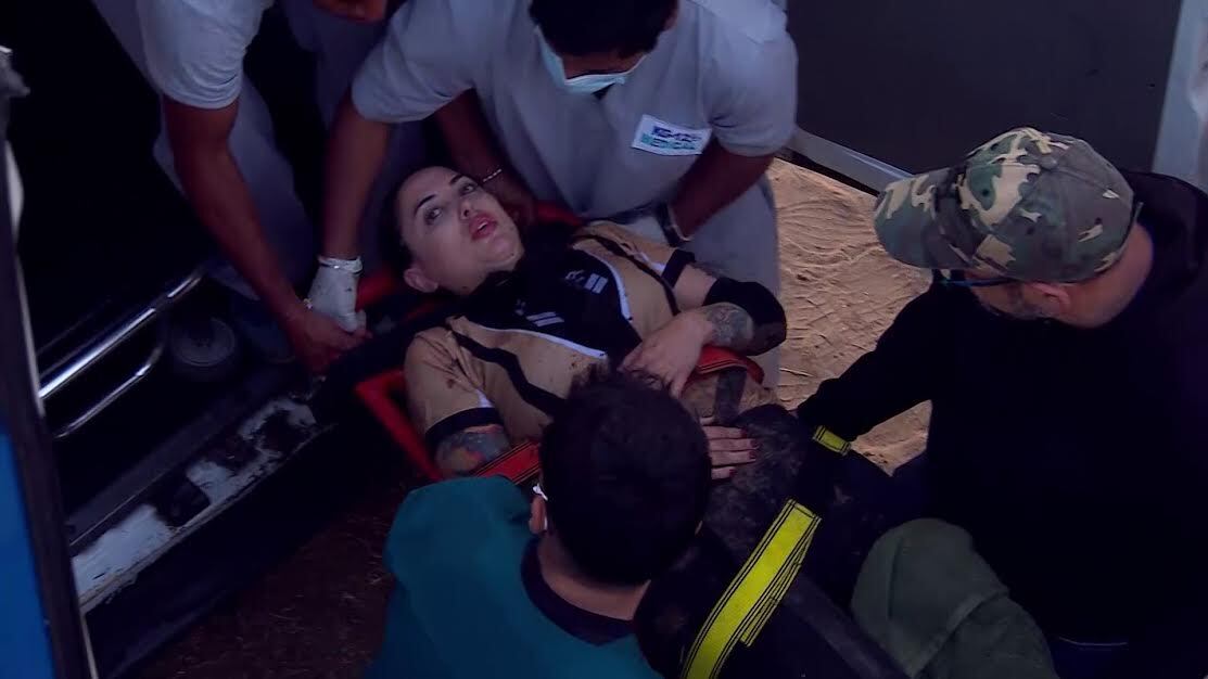 La influencer quedó con una pierna atascada en una estructura de fierro, durante la competencia de equipos.