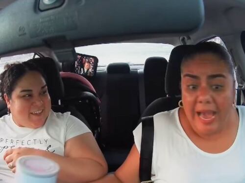 “Aquí no es”, mujer se equivoca de carro y se vuelve viral en TikTok