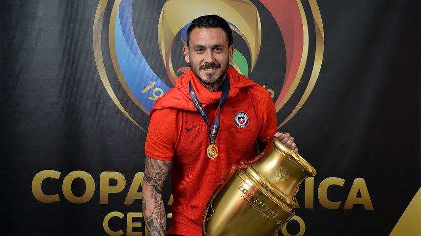 Mauricio Pinilla con la Copa América Centenario