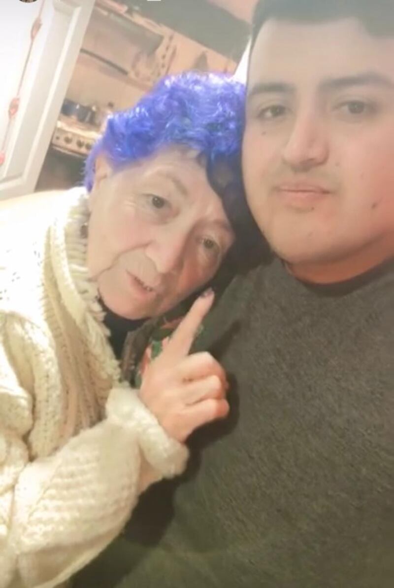 Finalmente, tras su reaparición en redes sociales, Rubén Gutiérrez se reunió con una de sus grandes amigas de Gran Hermano, la señora Mónica Ramos.
Tras su expulsión del reality de CHV, acusado por Scarlette Gálvez de realizarle tocaciones sin consentimiento mientras dormía, el excarabinero no se había reunido públicamente con ninguno de sus excompañeros.
De esta manera, la participante más adulta del encierro, es la primera en darle su apoyo y espaldarazo a Rubén.
Así quedó demostrado en diversas historias que publicaron en sus redes, donde se dedicaron emotivas palabras mutuamente.
“Yo lo eché mucho de menos a este joven. Yo lo quiero mucho a él....Yo defiendo a pies juntillas y doy fe que todo lo que él ha dicho es verdad, todo, todo”, dijo mientras se abrazaban con afecto.
Además, agregó que “yo lo quiero porque lo conocí 24/7. Viví con él, entonces yo sé cómo es él. Una persona honorable, amorosa, tierna. Que me hacía comidita...”, fueron algunas de sus palabras, deseándole todo el éxito y llenándole de besos.
“Yo la quiero mucho, gracias por recibirme en su casa. La voy a venir a ver más seguido. Usted me conoce como soy. He sido muy claro, no fui a hacer un personaje. Siempre ser autentico”.
Además, aprovecharon de enviarles saludos a Hans Valdés, el penúltimo eliminado de Gran Hermano, quien también visitó a la señora Mónica en su casa, pero el día anterior, sin encontrarse con Rubén.