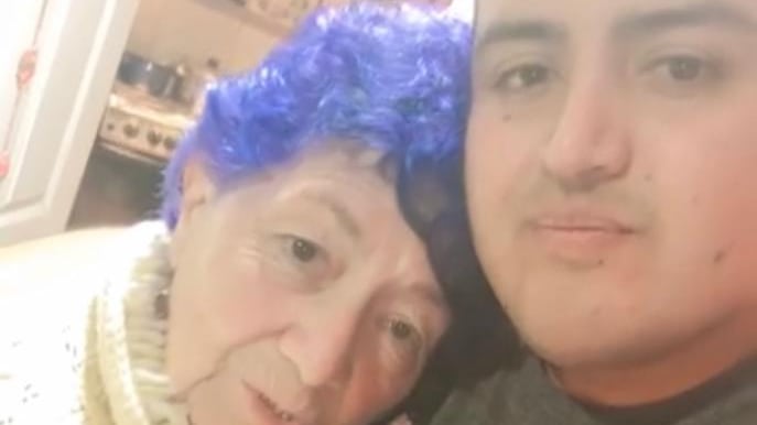 Finalmente, tras su reaparición en redes sociales, Rubén Gutiérrez se reunió con una de sus grandes amigas de Gran Hermano, la señora Mónica Ramos.
Tras su expulsión del reality de CHV, acusado por Scarlette Gálvez de realizarle tocaciones sin consentimiento mientras dormía, el excarabinero no se había reunido públicamente con ninguno de sus excompañeros. 
De esta manera, la participante más adulta del encierro, es la primera en darle su apoyo y espaldarazo a Rubén. 
Así quedó demostrado en diversas historias que publicaron en sus redes, donde se dedicaron emotivas palabras mutuamente. 
“Yo lo eché mucho de menos a este joven. Yo lo quiero mucho a él....Yo defiendo a pies juntillas y doy fe que todo lo que él ha dicho es verdad, todo, todo”, dijo mientras se abrazaban con afecto. 
Además, agregó que “yo lo quiero porque lo conocí 24/7. Viví con él, entonces yo sé cómo es él. Una persona honorable, amorosa, tierna. Que me hacía comidita...”, fueron algunas de sus palabras, deseándole todo el éxito y llenándole de besos. 
“Yo la quiero mucho, gracias por recibirme en su casa. La voy a venir a ver más seguido. Usted me conoce como soy. He sido muy claro, no fui a hacer un personaje. Siempre ser autentico”.
Además, aprovecharon de enviarles saludos a Hans Valdés, el penúltimo eliminado de Gran Hermano, quien también visitó a la señora Mónica en su casa, pero el día anterior, sin encontrarse con Rubén.
