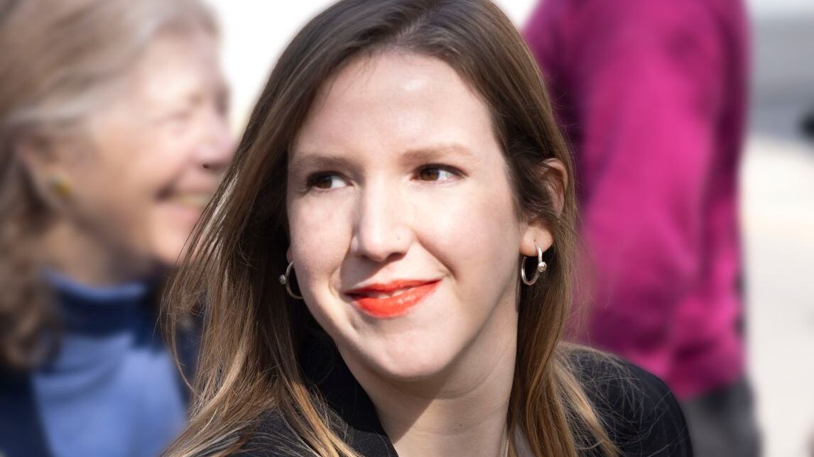 Macarena Fernández Donoso, actual concejala de Providencia y candidata única del pacto Contigo Chile Mejor, ha lanzado su campaña para la alcaldía de Providencia con una clara apuesta por el diálogo y una fuerte crítica a la gestión de la alcaldesa actual, Evelyn Matthei. En una entrevista con Publimetro, la candidata de 33 años destacó su profundo arraigo en la comuna y su deseo de transformar Providencia con un enfoque renovado y cercano a los vecinos.