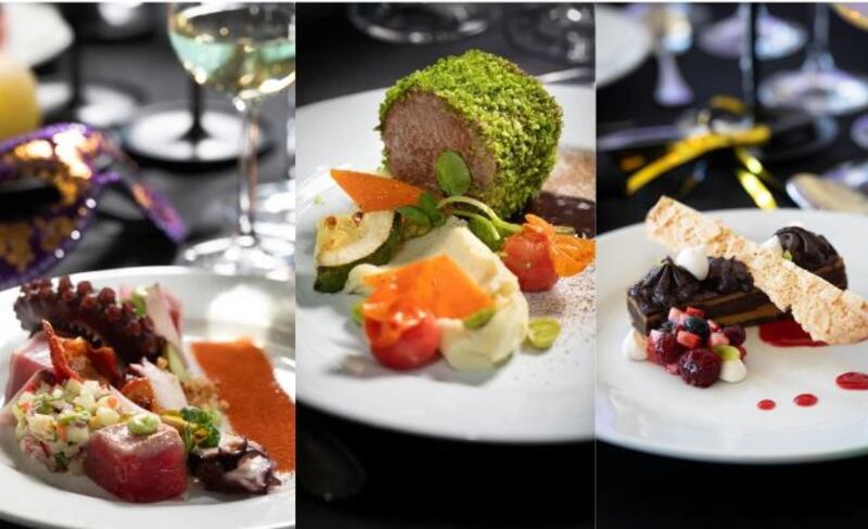 En la vida hay invitaciones que no se pueden rechazar, como la que recibió Publimetro para ir a degustar la cena de mantel largo que el Centro de Eventos de Monticello tiene preparada para sorprender a los comensales que desean recibir el Año Nuevo como Dios manda: con comida gourmet y baile hasta las cinco de la mañana, al ritmo de los Vikings 5. 
Confirmamos la asistencia, invitamos a la patrona y nos subimos al Publimóvil directo al Casino, ubicado a menos de una hora de Santiago, precisamente en el kilómetro 57 de la Panamericana Sur en la comuna de San Francisco de Mostazal, Región de O´Higgins. 
Estacionamos el tocomocho, pasamos por los detectores de metales -que demuestran una gran preocupación por la seguridad de sus clientes- y entramos al amplio y acogedor salón a disfrutar de la experiencia. Esa que hará olvidar los malos ratos del 2024 y recibir el 2025 con los brazos abiertos a la espera de la ansiada prosperidad. 
Espumante, pisco sour, jugo de frambuesa y piña fueron los primeros brebajes que nos hicieron entrar en onda festiva junto a los demás colegas de la prensa gastronómica, mientras los gentiles garzones dejaban sobre la elegante mesa el primer plato que seleccionó el Chef Ejecutivo de Dreams, Marco Undurraga. 
Se trataba de un appeteizer correspondiente a dos exquisitos bocados. El primero, un tártaro de salmón con palta y luego un faláfel con crema ácida de yogurt, maridado con espumante. Una verdadera delicia que abrió el apetito y las primeras botellas de vino.