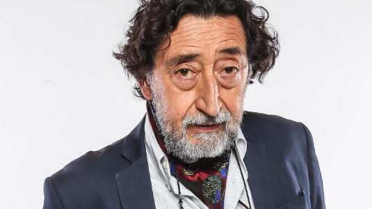 Una demanda laboral por despido injustificado presentó el actor José Soza contra la productora Altiro Films, encargada de la realización de la película “La contadora de películas”, adaptación del libro Hernán Rivera Letelier, consignó BioBioChile.
La instancia judicial tendría relación por un desmedro hacia el histórico de las teleseries de TVN, quien tras realizar un casting para el film, quedó seleccionado para el personaje de Don Nolasco, un hombre de avanzada edad.
Sin embargo, al día siguiente le informaron que ya no sería parte de la película, puesto que la directora, Lone Scherfig, quiso trabajar con un actor más joven.
Producto de ello, José Soza recibió un llamado telefónico, donde le indicaron que ya no era parte del elenco, puesto que ahora el personaje “Don Nolasco” tendría características más juveniles y el papel quedaría en manos de su colega Pablo Schwarz, quien tiene 52 años, 24 menos que él.
“Esta decisión le generó al demandante una gran tristeza y desazón, al sentirse una persona inútil por su edad, ya que esta fue la única razón del porqué prescindieron de sus servicios”, señalaron los abogados del actor.
El principal reclamo de los abogados, fue que no alcanzó a firmar el contrato, donde se estipulaba que recibiría una indemnización en caso que prescindieran de su contrato. 
“Si bien dicha posibilidad estaba estipulada en el contrato, es decir, que en caso de prescindir de los servicios de José Miguel Soza habría pago de una determinada indemnización, por temas de negociaciones no se logró firmar el contrato que establecía lo anteriormente señalado”.
A pesar de esto, aseguran que “cumple con todos los requisitos legales para considerarse empleado de Altiro Films”.
El abogado Ariel Rossel explicó al medio citado con respecto a la demanda que “lo primero, es que el despido es vulneratorio de derechos fundamentales en el caso que ha sido discriminado por edad. Y luego, que el despido es injustificado y que ha habido incumplimiento de formalidades”, sentenciaron. 
Productora sobre demanda de José Soza
Por su lado, la productora Altiro Films explicaron que el cambio de actor “fue porque básicamente la directora no vio al personaje. Ese día todo el mundo lo aplaudió, ella se acercó a él y le dijo ‘gracias, don José’. Él iba a tener una segunda citación y no se citó. Hubo un momento en que la directora dijo ‘tratemos de buscar un actor’, se le avisó a Don José y eso fue”.
La audiencia preparatoria del juicio por la demanda laboral se llevará a cabo el próximo miércoles 31 de mayo. Ambas partes deberán comparecer mediante Zoom.