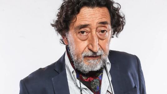 Una demanda laboral por despido injustificado presentó el actor José Soza contra la productora Altiro Films, encargada de la realización de la película “La contadora de películas”, adaptación del libro Hernán Rivera Letelier, consignó BioBioChile.
La instancia judicial tendría relación por un desmedro hacia el histórico de las teleseries de TVN, quien tras realizar un casting para el film, quedó seleccionado para el personaje de Don Nolasco, un hombre de avanzada edad.
Sin embargo, al día siguiente le informaron que ya no sería parte de la película, puesto que la directora, Lone Scherfig, quiso trabajar con un actor más joven.
Producto de ello, José Soza recibió un llamado telefónico, donde le indicaron que ya no era parte del elenco, puesto que ahora el personaje “Don Nolasco” tendría características más juveniles y el papel quedaría en manos de su colega Pablo Schwarz, quien tiene 52 años, 24 menos que él.
“Esta decisión le generó al demandante una gran tristeza y desazón, al sentirse una persona inútil por su edad, ya que esta fue la única razón del porqué prescindieron de sus servicios”, señalaron los abogados del actor.
El principal reclamo de los abogados, fue que no alcanzó a firmar el contrato, donde se estipulaba que recibiría una indemnización en caso que prescindieran de su contrato.
“Si bien dicha posibilidad estaba estipulada en el contrato, es decir, que en caso de prescindir de los servicios de José Miguel Soza habría pago de una determinada indemnización, por temas de negociaciones no se logró firmar el contrato que establecía lo anteriormente señalado”.
A pesar de esto, aseguran que “cumple con todos los requisitos legales para considerarse empleado de Altiro Films”.
El abogado Ariel Rossel explicó al medio citado con respecto a la demanda que “lo primero, es que el despido es vulneratorio de derechos fundamentales en el caso que ha sido discriminado por edad. Y luego, que el despido es injustificado y que ha habido incumplimiento de formalidades”, sentenciaron.
Productora sobre demanda de José Soza
Por su lado, la productora Altiro Films explicaron que el cambio de actor “fue porque básicamente la directora no vio al personaje. Ese día todo el mundo lo aplaudió, ella se acercó a él y le dijo ‘gracias, don José’. Él iba a tener una segunda citación y no se citó. Hubo un momento en que la directora dijo ‘tratemos de buscar un actor’, se le avisó a Don José y eso fue”.
La audiencia preparatoria del juicio por la demanda laboral se llevará a cabo el próximo miércoles 31 de mayo. Ambas partes deberán comparecer mediante Zoom.